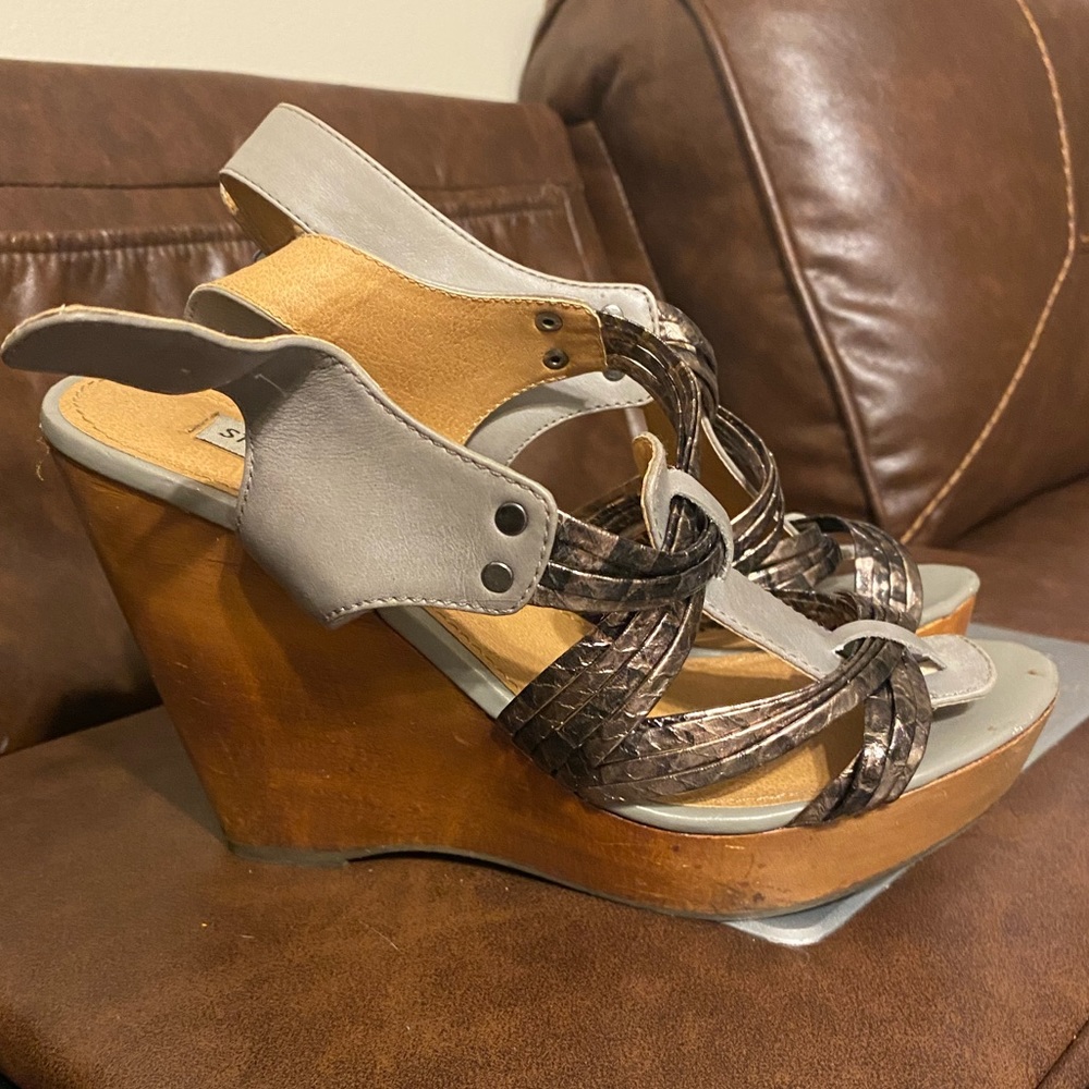 Gray wedge heel